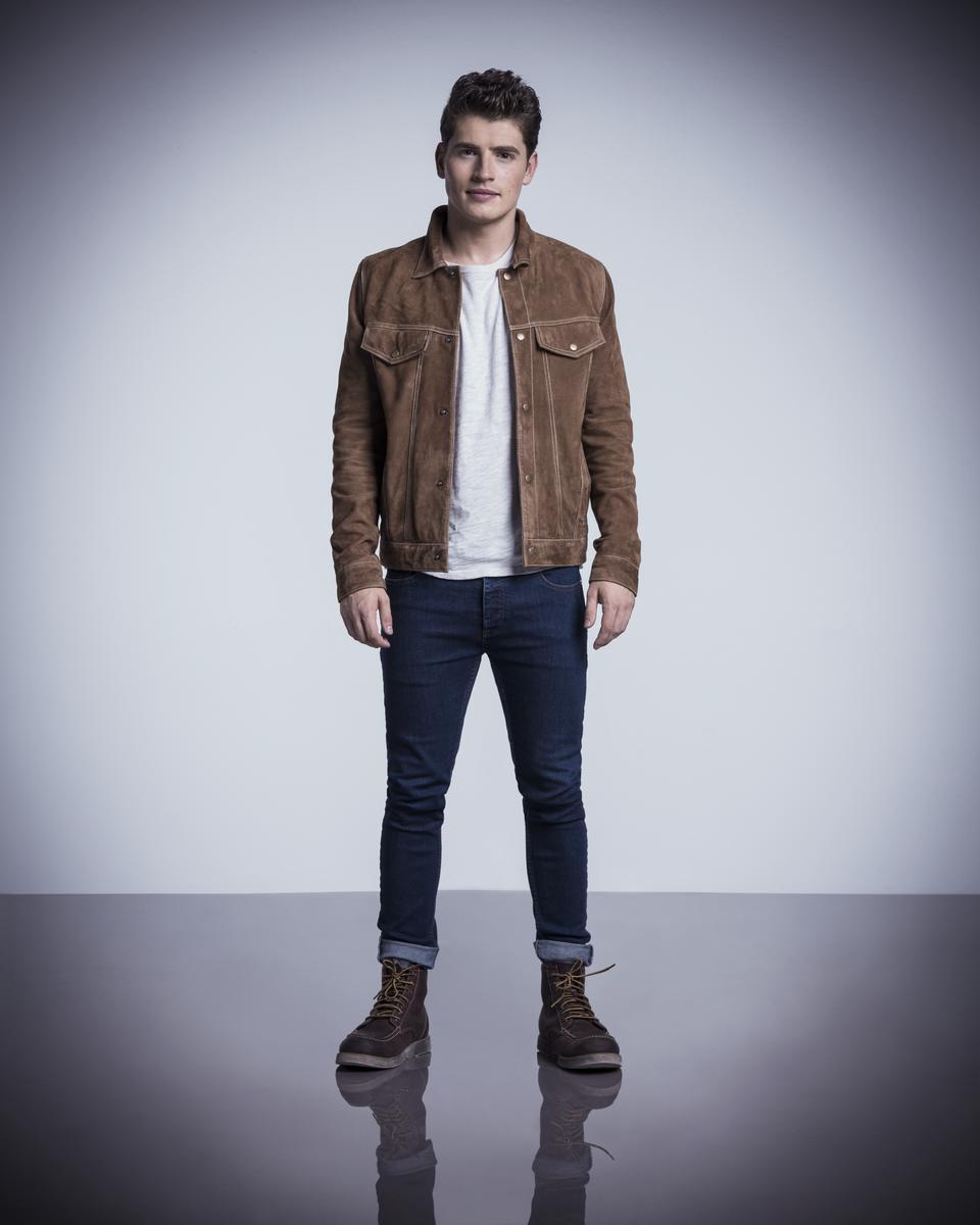 RUNAWAYS - Chase Stein (Gregg Sulkin), shown. (Photo by: Jason Bell/Hulu)